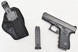 GLOCK Pistole Modell 19 der 3. Generation im Kaliber 9mm Luger mit Reservemagazin & Holster