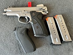 Smith & Wesson Mod. 5906 Kal. 9mm Luger mit Wechselmagazin u. Griffstück