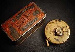 WK1 Blechbox Schrotpatronen Nürnberg und altes Bronze Maßband, Lot