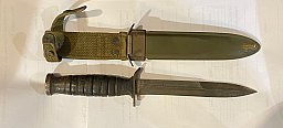 Ich biete ein amerikanisches Kampfmesser für Sturmtruppen an, gestempelt „U.S. M3 UTICA“.