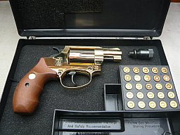 Revolver S&W Chiefs Special in Gold