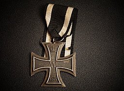 1870 Eisernes Kreuz 2.Klasse, Leuchte 12,6g, Eisenkern, dreiteilig, Silberrahmen