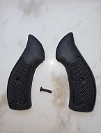 Schöne Gummigriffschalen für Revolver Fabrikat Weihrauch Modell HW 37