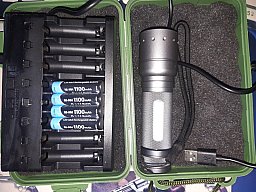 Taschenlampe +Akkus+Ladegerät