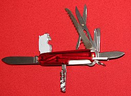 Victorinox Schweizer Taschenmesser mit vielen Funktionen, Lampe leuchtet noch