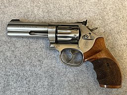 Smith & Wesson 617 4“
