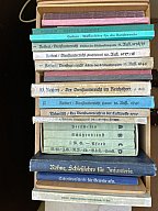 Konvolut/Sammlung von div. militär. Schießlehren, Heeresdienstvorschriften, usw. im Karteikasten