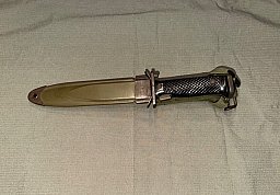 Zum Verkauf steht ein US Army M5 Bajonett des Herstellers Imperial, komplett mit einer M8A1 Bajonett
