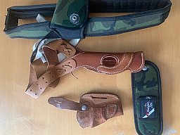 Verschiedene Halfter für Kurzwaffen