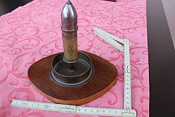 Feuerzeug in Form einer 30,5cm "Dicken Berta" Granate mit Ascher. WKI Kriegserinnerung