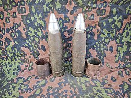 Zwei deutsche 7,5 cm le.I.G. 18 Granaten mit Z23 nA Zündern