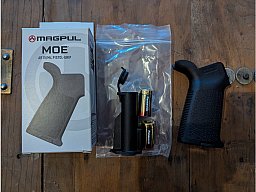 Magpul MOE AR15 Griff mit Batteriekern für z.B. Eotech