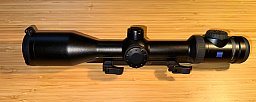 ZEISS V8 1,8-14x50 inkl. Flip Cover und STEEL ACTION Brückenmontage