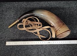 Pulverhorn Pulverflasche aus Rinderhorn Holzsockel Messing-Dosierer Lederriemen
