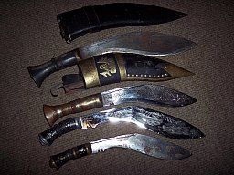 Konvolut Sammlung alte Kukri-Messer indisch? englisch? Bowie Dolch Holz unbekannt Dachbodenfund