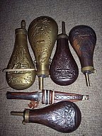 Konvolut Sammlung Pulverflaschen U.S. Colt Remington Springfield Winchester unbekannt Dachbodenfund