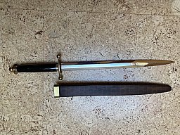 unbekannter Dolch mit Holzscheide