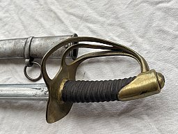 Pallasch mit Messing Gefäß Holz Leder Griff magnetisch. Viele Punzen an der Klinge. Metall Scheide.
