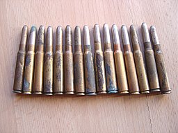 15 Deko Patronen vom Gewehr 88 auf Ladestreifen u Schachtel