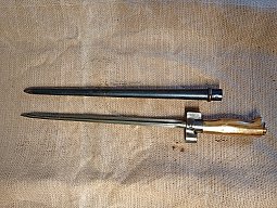 Französisches Lebel-Gewehrbajonett Modell 1886/15 aus dem Ersten Weltkrieg mit Schei