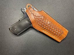 Safariland Modell 2 Vintage Lederholster für Colt 1911 .45 Auto – Korbgeflecht-Prägung