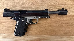 Colt Government 1911 – Kaliber .45 ACP – mit Wilson-Lauf, Kompensator und Tasco ProPoint