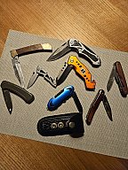 Sammlung von 8 Taschenmessern & 1 schwarzes Leder-Gürteletui